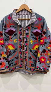 Veste d'hiver vintage en velours brodé Suzani pour femme, motif floral réversible, longueur normale, fermeture à points ouverts, vente en gros - Product Image 1