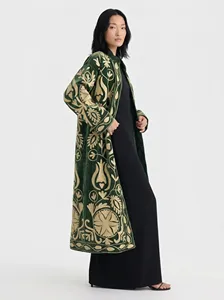 Elegante Chaqueta Larga de Terciopelo Verde Bordada con Diseño Floral Estilo Bohemio, Cuello Alto y Manga Larga para Mujer, Ropa de Invierno - Product Image 2