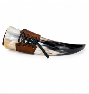 Taza para Beber Hecha a Mano con Cuerno de Búfalo, Forma Natural, Tema Animal, Artículo Coleccionable, Correa de Cuero, Cordones Negros - Product Image 1