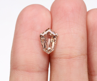 OM GEMS Diamante CVD Cultivado en Laboratorio de 2.0 Ct, Corte Escudo, Color Champán, Certificado IGI, Claridad VVS-VS, Perforado con Láser, Blanco E