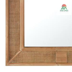 Miroir mural, bois naturel et rotin, 29,5"x39,5". Cadre en bois de sapin naturel avec incrustation de rotin pour une texture et une chaleur organiques. - Product Image 3