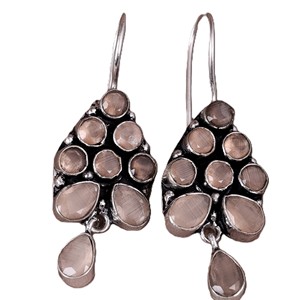 Boucles d'oreilles pendantes ethniques bohèmes en argent oxydé avec pierre pêche, bijoux fantaisie vintage faits à la main - Product Image 1