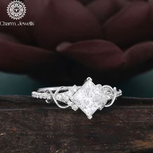 แหวนหมั้นประดับเพชรโมอิสซาไนต์ทรงคุชชั่นจาก Charm Jewells เงินแท้ 925 ชุบโรเดียม ประดับแบบหนามเตย ดีไซน์โรแมนติกคลาสสิกสำหรับผู้หญิง ได้รับการรับรองจาก IGI - Product Image 3