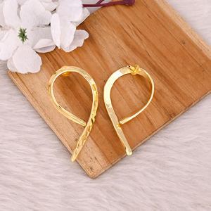 ผู้ผลิตต่างหูแบบติดหูทองเหลืองชุบทองพร้อมโลโก้สั่งทำ เครื่องประดับสั่งทำคุณภาพสูง ต่างหูทองเหลืองแบบเรียบหรู สั่งซื้อจำนวนมาก - Product Image 4