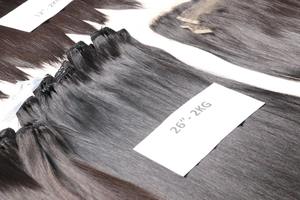 ผมตรงธรรมชาติแบบเวอร์จิ้นแท้จากเวียดนาม  แบบมัดเป็นช่อ  ต่อจากผู้บริจาคคนเดียว  สีธรรมชาติ  ทอแบบดับเบิ้ลเวฟท์  น้ำหนัก 100 กรัม  เรียบลื่น เงางาม  สำหรับทำวิกผม - Product Image 2