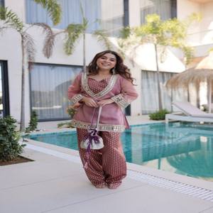 VASTRA COTTAGE Blusa con Encaje y Espejo, Mangas Largas con Diseño de Campana, Pantalones Ajustables con Diseño Jacquard, Conjunto Étnico Elegante para Mujer - Product Image 5