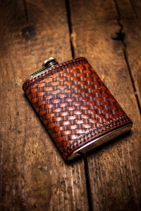 กระติกน้ำหนังหุ้มลายสาน ดีไซน์ทันสมัย สำหรับใส่เหล้าวิสกี้ พกพาสะดวก เหมาะสำหรับการเดินทางและเป็นของขวัญ นำเข้าจากอินเดีย - Product Image 5