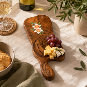 Tabla de servir de madera hecha a mano con diseño floral |   Bandeja Rústica de Madera para Quesos y Aperitivos |   Bandeja Decorativa para Servir - Product Image 6