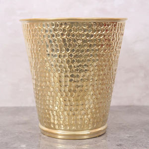 ถังขยะโลหะตกแต่งเคลือบทองแบบตอกลาย เหมาะสำหรับห้องครัว ห้องนอน ห้องพักโรงแรม และตกแต่งภายในร้านอาหาร - Product Image 1