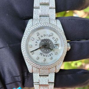 Splendide Montre Homme Diamantée 28mm Boîtier Argent/Moissanite Mouvement Quartz ETA Analogique Verre Saphir Déployant - Product Image 1
