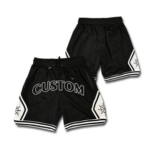 Shorts de basketball noirs personnalisés pour hommes avec bandes latérales blanches, taille à cordon de serrage, coupe sportive respirante, motif imprimé lettres - Product Image 1