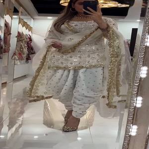 Conjunto de traje Dhoti Salwar VASTRA COTTAGE de georgette sintética pesada con bordado de lentejuelas, top de manga larga y dupatta elegante. - Product Image 2