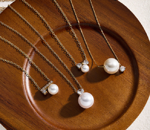Collier pendentif en perles dorées, collier à chaînes superposées, perles blanches et fermoir en cristal, bijoux pour femmes - Product Image 1
