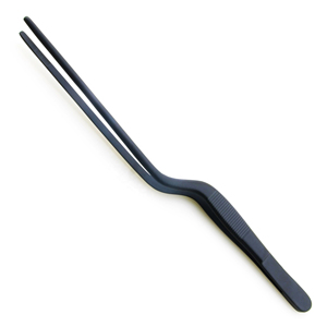 ที่คีบอาหาร Altomme Instruments ขนาด 20.5 ซม. สีดำ ใช้สำหรับจัดจานอาหารและเหมาะสำหรับเชฟ ทำจากสแตนเลสสตีล ปลายโค้งหยัก - Product Image 1