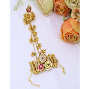 Bracelet de main en or plaqué or radiant de qualité supérieure, orné de perles Kundan, pour femmes, bijoux traditionnels indiens Hathphool. - Product Image 1