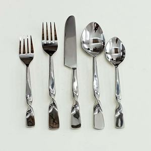 Logo personnalisé, ensemble de couverts modernes à l'aspect de poignée de designer, poignée épaisse torsadée, couverts en acier inoxydable pour la rentrée - Product Image 1