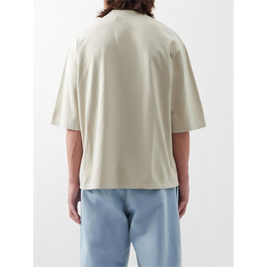 เสื้อยืดแขนสั้นผู้ชายทรงโอเวอร์ไซส์ มีกระเป๋าหน้าอก สีเบจ ผ้าฝ้าย สไตล์ลำลอง คอกลม สีพื้น ผ้าถัก - Product Image 2