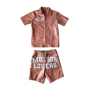 ชุดแจ็คเก็ตแขนสั้นและกางเกงขาสั้นหนังเทียมสำหรับผู้ชาย MOTION LOVERS สไตล์สตรีทแวร์สำหรับฤดูร้อน ปกเสื้อพับได้ ปักลายตัวอักษร - Product Image 2