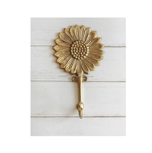 Crochets muraux en laiton de haute qualité pour les intérieurs de ferme rustiques, parfaits pour l'art mural fonctionnel et les besoins de rangement élégants - Product Image 1