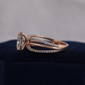 Bague de fiançailles en diamant de laboratoire taille émeraude, plaqué or rose, style romantique pour femme, certifiée IGI - Product Image 4