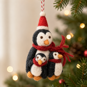 Ornement de Noël en feutre en forme de famille de pingouins avec chapeau de Père Noël et écharpe, décoration en peluche 3D de dessin animé - Product Image 1
