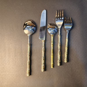 Exclusivo Juego de Cubiertos de 5 Piezas Inspirado en el Bambú con Mangos de Latón Dorado Texturizado y Cabezas de Cubiertos Plateadas Pulidas para Accesorios del Hogar - Product Image 4