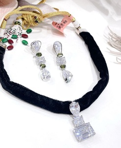 Ensemble de collier et boucles d'oreilles de créateur en argent plaqué de qualité supérieure, idéal pour les mariages, les fêtes et les occasions spéciales. - Product Image 2