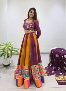 Lehenga Largo de Rayón con Patrón Kali Especial para Navratri, Blusa con Bordado de Espejos Auténticos, Estampado Bandhani, Lagdi Patta Dupatta - Product Image 3