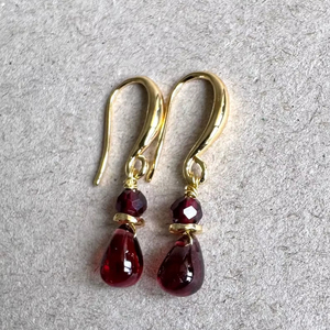 Boucles d'oreilles en grenat du Mozambique, argent sterling 925 plaqué or 14 carats, bijoux délicats pendantes, cadeau pierre de naissance de janvier - Product Image 1