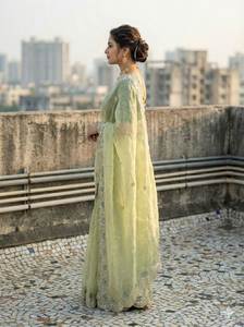 Sari en soie Premium Gold Crush avec broderie C-Pallu et travail de découpe multi-fils - Product Image 3