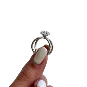 Bague de fiançailles de luxe en or 14K, 18K ou platine, avec diamant de laboratoire taille coussin allongé de 2,5 carats, motif croisé et semi-halo - Product Image 4