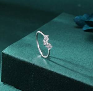 Anillo de Plata de Ley con Ramo de Hortensias y Cuatro Flores de Cristal, Anillo Pequeño con Cristales de Circonia Cúbica - Product Image 4