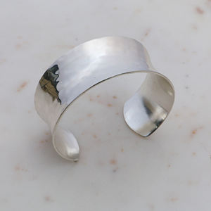 กำไลข้อมือทองเหลืองตอกลายทำมือ - กำไลทองคำแบบเว้ากว้างสำหรับผู้หญิง ของขวัญสุดพิเศษสำหรับเธอ - Product Image 2