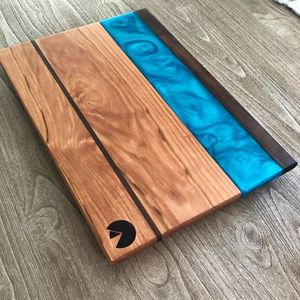 Planche à découper rustique en résine et bois pour cuisine de style farmhouse, planche en bois époxy design pour aménagement de cuisine haut de gamme - Product Image 2