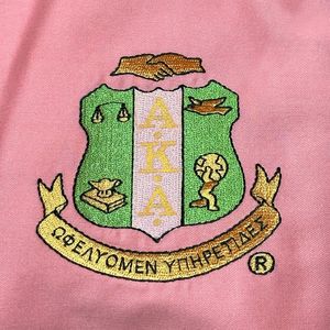 เสื้อเบลเซอร์คลาสสิคสีชมพูทรงเข้ารูปสำหรับผู้หญิง พร้อมลายปักตราสัญลักษณ์ เหมาะสำหรับงานธุรกิจ งานพิธีการ และแฟชั่นสำหรับกลุ่มสตรี - Product Image 6