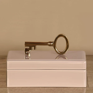 Boîte de rangement pour bijoux en verre ivoire avec poignée à clé dorée, finition brillante, doublure douce, organisateur décoratif pour souvenirs et articles de toilette - Product Image 1