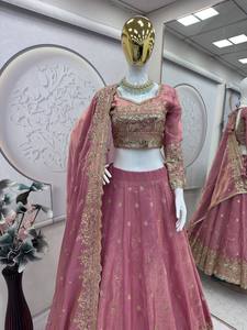 Conjunto de lehenga choli VASTRA COTTAGE de dos tonos en seda Fandy, lehenga con bordado y lentejuelas, con dupatta de seda Fandy. - Product Image 6