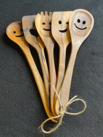 Ensemble d'ustensiles de cuisine de luxe écologiques en acacia poli à la main avec motif souriant, couverts durables pour la cuisine et le camping