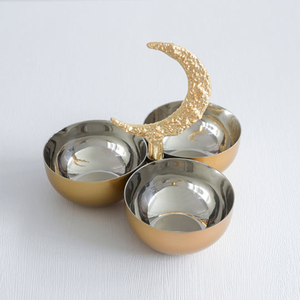 Servidor de Metal Dorado de Lujo con Tres Compartimentos y Asa Texturizada en Forma de Luna Creciente para Decoración Festiva de Mesa en Ramadán y Servicio de Alimentos - Product Image 2