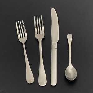 ชุดช้อนส้อมสแตนเลสขัดเงาอย่างประณีต ให้ความเงางามหรูหรา ยกระดับการจัดโต๊ะอาหารของคุณ - Product Image 3