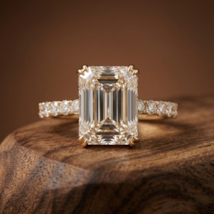 Anillos Clásicos de Compromiso, Boda y Aniversario con Banda Pavé, Diamante Cultivado en Laboratorio de Corte Esmeralda de 9 Quilates, Color E, VS1, Anillo de Oro Sólido de 14K - Product Image 1