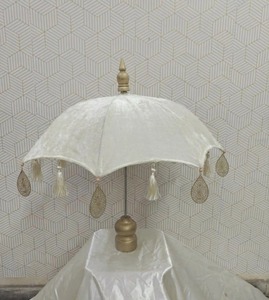 Centre de table de mariage moderne et classique en velours et bois, 24 pouces, accents de table de luxe pour les festivals Haldi, Mehndi, Dholki - Product Image 5
