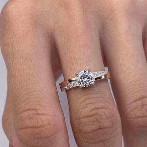 Bague de fiançailles en or blanc 14 carats avec diamant moissanite rond brillant de luxe, bijoux fins pour elle, cadeau d'anniversaire - Product Image 1