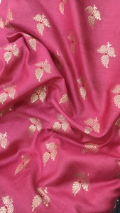 Tissu en Chiffon-Soie Banarasi Floral Zari Opulent pour Robes Traditionnelles Indiennes et Matériaux de Haute Couture - Product Image 2
