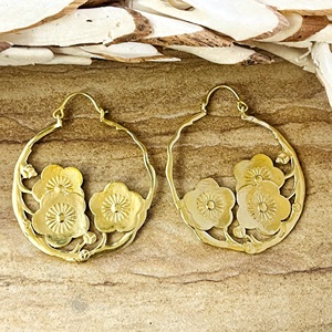 Boucles d'oreilles créoles tendance style bohème en laiton floral plaqué or 18 carats motif fleur de cerisier pour femmes, vente en gros/OEM/ODM - Product Image 1