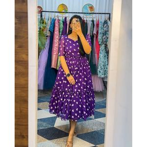 Vestido de una Pieza con Estampado de Corazón de Diseñador, Color Morado - Product Image 1