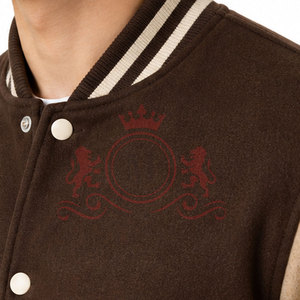 Chaqueta Letterman Nueva en Color Beige Marrón, Tela Suave, Cierre de Botones a Presión, Cuello Acanalado, Cómoda para Uso Diario - Product Image 6