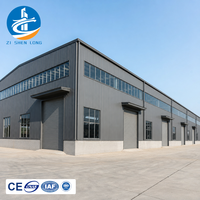 Entrepôt préfabriqué en structure métallique, atelier, bâtiment industriel ventilé pour le stockage de produits chimiques