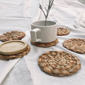 Sous-verres ronds en bambou tressé ou en rotin de paille avec bordures en bois foncé et support en bois assorti, disponibles à prix de gros. - Product Image 3