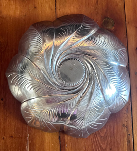 Plateau décoratif vintage en métal argenté en forme de fleur, avec centre gravé en feuille et pétales, pour la décoration intérieure - Product Image 3